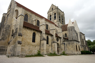 Fototapeta na wymiar Eglise à Auvers-Sur-Oise source d'inspiration pour l'expressionnisme.