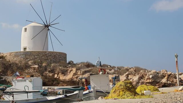Moulin banc de l'&icirc;le grec de Paros vue du port 