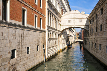 Fototapeta na wymiar ベネチアのゴンドラ　Chartered gondola popular in Venice