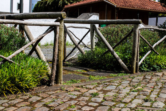 Una baranda de madera con camino de piedra 