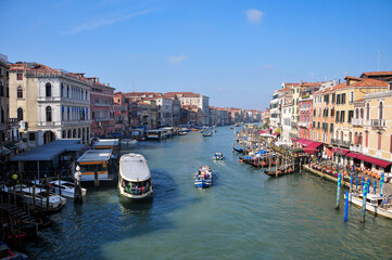 Fototapeta na wymiar ベネチアの運河　Views of the beautiful Rialto Bridge in Venice