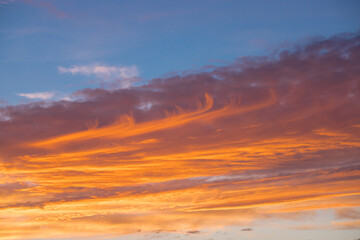 鮮やかな夏の空の夕焼け