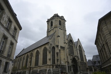 L' Église Saint-Godard entouré de 2 bâtiments à Rouen.