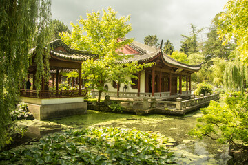 Fototapeta na wymiar chinese pavilion in the park