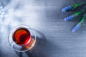 光が差し込む透明グラスに入った紅茶。癒し・休憩・カフェ・ティータイム