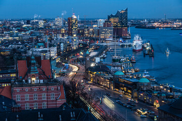 Obraz premium Hamburg Landungsbrücken und Oper