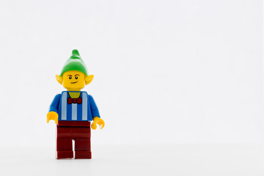 Lippstadt - Deutschland 14. Juli 2020 Lego Weihnachtskobold mit gr&uuml;ner Zipfelm&uuml;tze