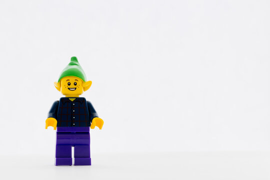 Lippstadt - Deutschland 14. Juli 2020 Lego Weihnachtskobold mit gr&uuml;ner Zipfelm&uuml;tze