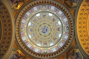 聖イシュトヴァーン大聖堂　Ceiling inside the beautiful cupola