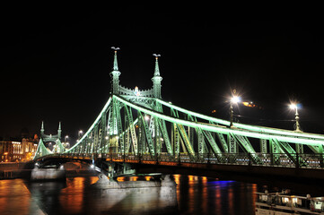 ドナウ川に掛かる美しい橋　Beautiful Liberty Bridge over the Danube