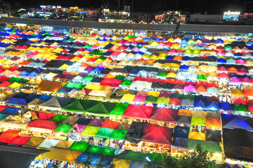 Obraz premium バンコクのカラフルな夜市 Night view of colorful night market in Bangkok