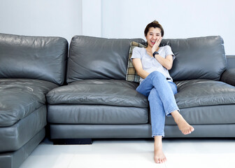 Obraz premium Woman at home watching tv