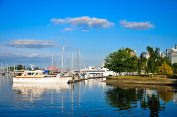 Fototapeta na wymiar バンクーバー港のリフレクション　Beautiful cityscape of Vancouver Harbor