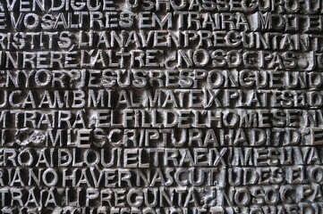 アルファベットが書かれた壁　A wall full of alphabets