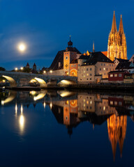 Regensburger Dom zur blauen Stunde mit Donauspiegelung