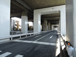 高架下の道