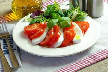 assiette de tomate et mozzarella