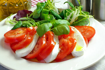 assiette de tomate et mozzarella