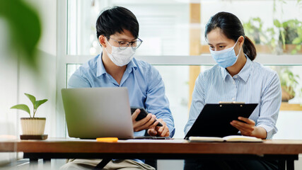 Obraz premium Asian business people wearing facial medical mask for protect COVID-19.