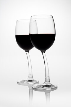 Dos copas de vino tinto, fotografía de estudio.