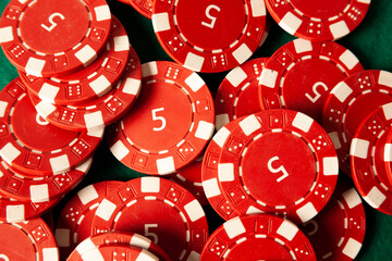 Fichas rojas de 5 dolares de póquer