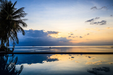 Fototapeta premium Sunset beach with a beautifu l reflection of clouds