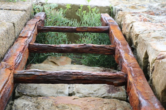 D&eacute;tail d'une ancienne &eacute;chelle rouill&eacute;e fix&eacute;e au quai du port breton de Crozon