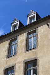 Façade d'un immeuble ancien à Fougères