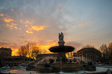 La fontaine de la Rotonde au crépuscule. Belle soirée d'hiver à Aix-en-Provence. Le rouge du...