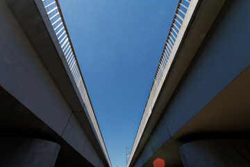 Obraz premium Wiadukt kolejowy z przejściem dla pieszych