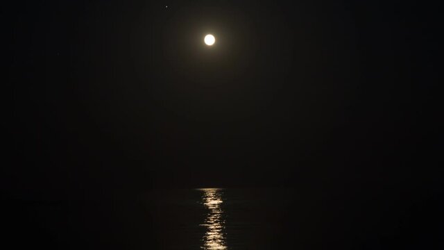 Timelapse. Moon and Jupiter rise and reflect in the night sky. HD