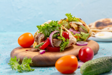Pita stuffed with Turkey fillet, green salad and vegetables.