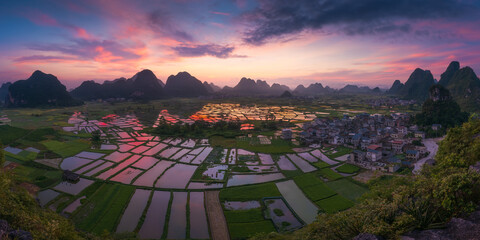 Die natürliche Landschaft von Guilin, China, die atemberaubende Landschaft bei Sonnenaufgang und Sonnenuntergang.