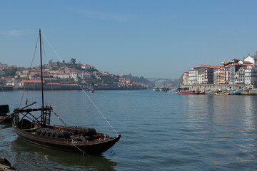 Fototapeta na wymiar paisaje del rio Duero de oporto con barco tipico en primer plano