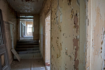 Fototapeta na wymiar Zniszczone wnętrze opuszczonego budynku