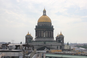 Obraz premium Saint-Petersburg, Russia - 10.06.20. Cityscape panorama of old central city part, view from a roof. Famous rooftops of St. Petersburg with Saint Isaac's Cathedralat the background.