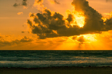 Amanecer en el mar