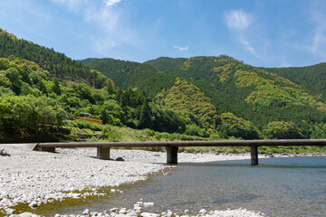 Fototapeta premium 四万十川 茅吹手沈下橋（新谷橋） -洪水時には橋面が水面下になる橋-