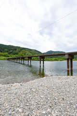 Fototapeta premium 四万十川 三里沈下橋 -洪水時には橋面が水面下になる橋-