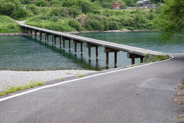 四万十川 三里沈下橋 -洪水時には橋面が水面下になる橋-