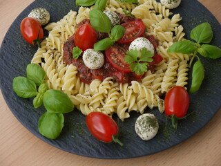 Pasta mit Tomate Mozzarella