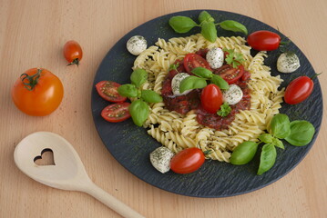 Pasta mit Tomate Mozzarella