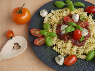 Pasta mit Tomate Mozzarella