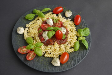 Pasta mit Tomate Mozzarella