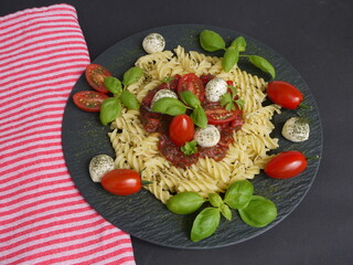 Pasta mit Tomate Mozzarella