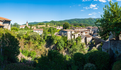 Fototapeta na wymiar France, Ardèche (07), Jaujac, village de caractère, vue panoramique.