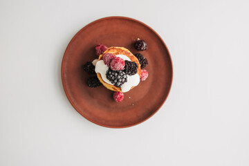 cheesecakes with berries and sour cream