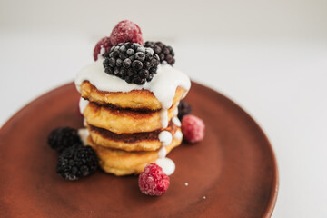 cheesecakes with berries and sour cream