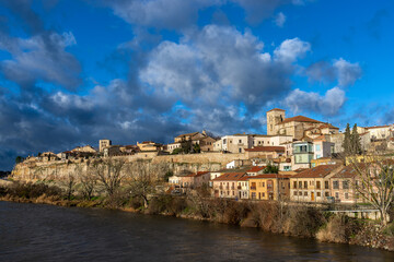Fototapeta na wymiar Zamora desde la rivera del río Duero en España con nubes