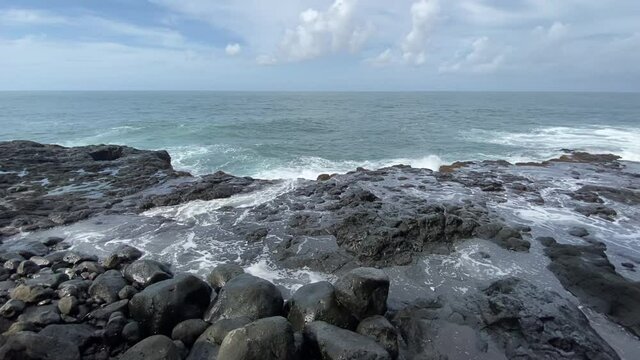 Roches volcanique en bord de mer &agrave; Tahiti, Polyn&eacute;sie fran&ccedil;aise 